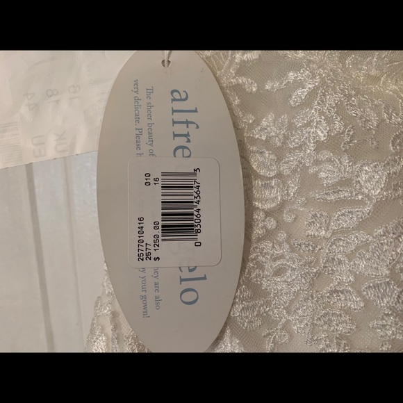 Gorgeous Wedding Dress - Unused - Picture 13 of 16